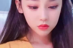 吸睛小姐姐模仿老妈说话,老妈说话风格引网友爆笑模仿