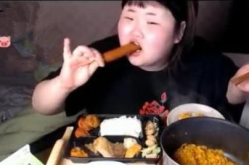 小姐姐在吃饭的时候叫,小姐姐的用餐时光