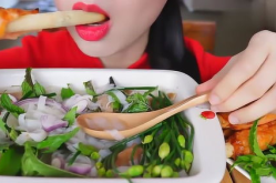 越南小姐姐吃甘蔗虾,小姐姐的独特甘蔗虾体验