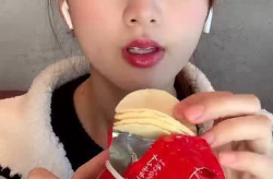 小姐姐吃薯片的样子图片,小姐姐的美食瞬间